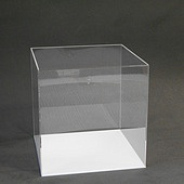 Прозрачный куб с подставкой - фото